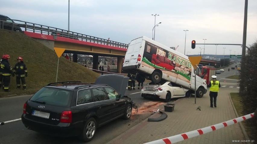 Wypadek w Gdyni. Sportowa toyota wbiła się pod auto dostawcze