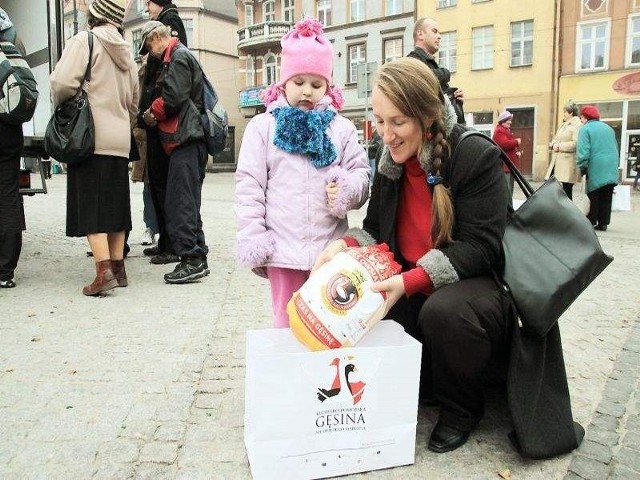 Brygida Jeżewska z Białochowa po zamrożoną gęś przyjechała razem ze swoją córeczką Izabelą