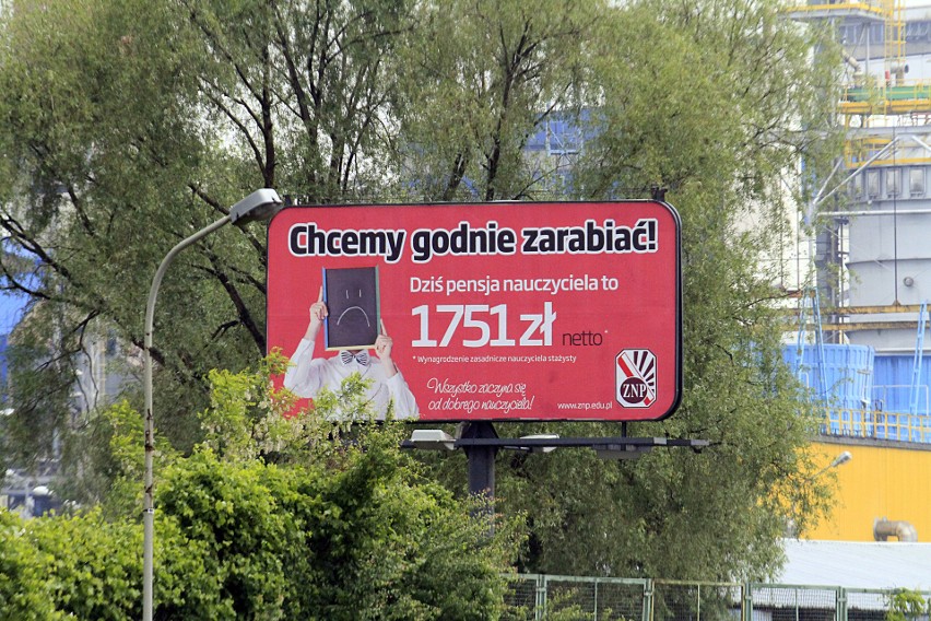 Jeden z billboardów, które ZNP wykupił w Łodzi, wisi w...