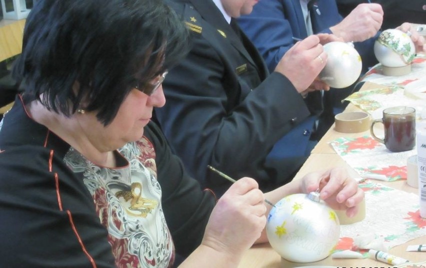 Charytatywne malowanie bombek w Starej Błotnicy. Pomogą rodzinie z gminy