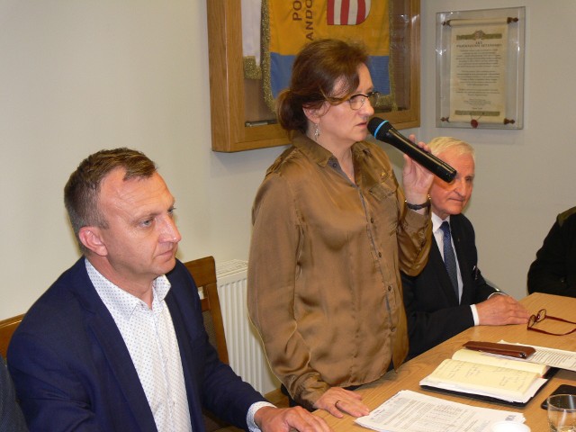Wojewoda Agata Wojtyszek poprosiła o krótkie sprawozdanie.Od lewej Marcin Piwnik starosta. Z prawej  Marek Jońca , z zarządu województwa świętokrzyskiego.