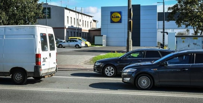 Wjazd/wyjazd na tyłach sklepu Lidl w Bydgoszczy - od strony...