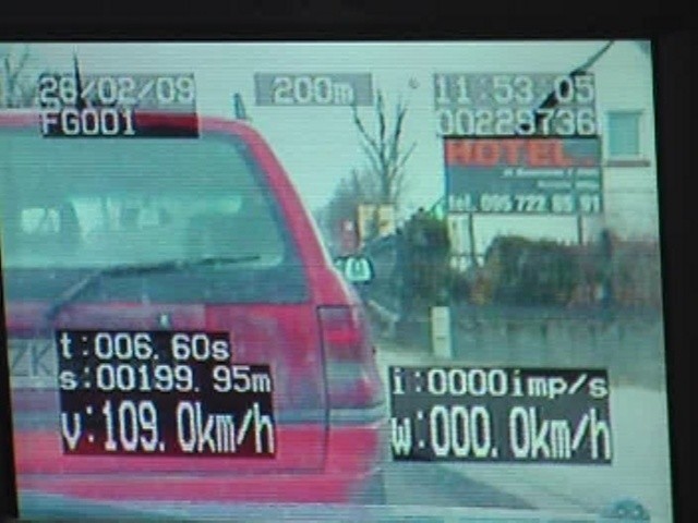 Taką prędkość kierowcy astry zapisał policyjny wideorejestrator wczoraj na trójce w okolicach Deszczna. Młody kierowca zapłacił 600-złotowy mandat