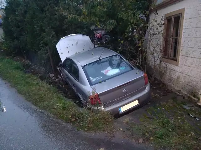 W miejscowości Teolin zderzyły się dwa samochody osobowe. Pierwszy z nich marki opel znajdował się w przydrożnym rowie na jednej z posesji, a drugi stał na jezdni z rozbitym przodem.