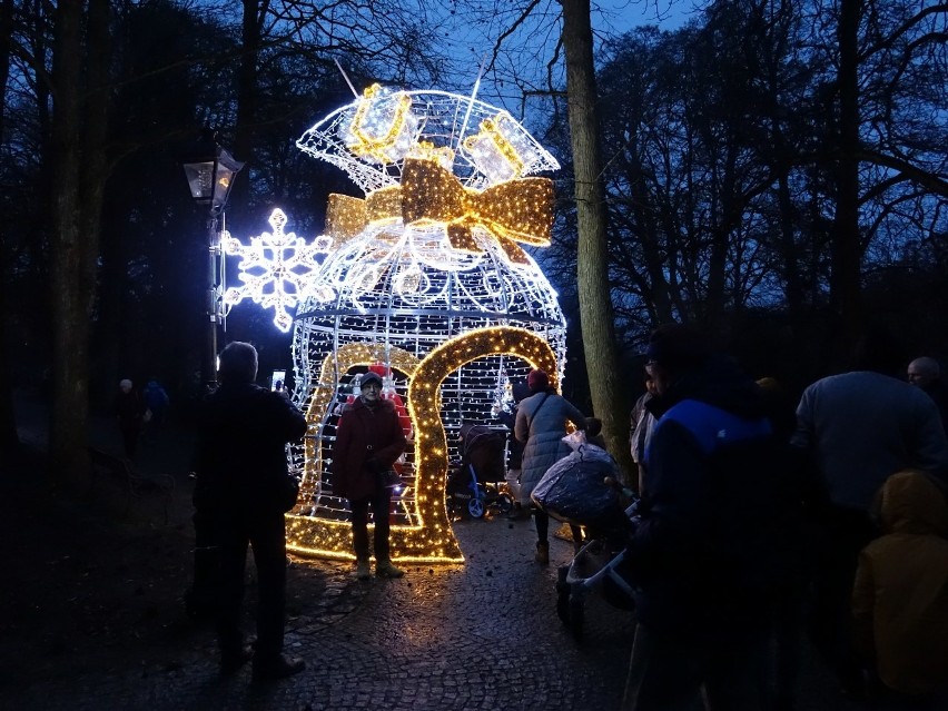 W piątek 6 grudnia oficjalne włączone zostały iluminacje w...