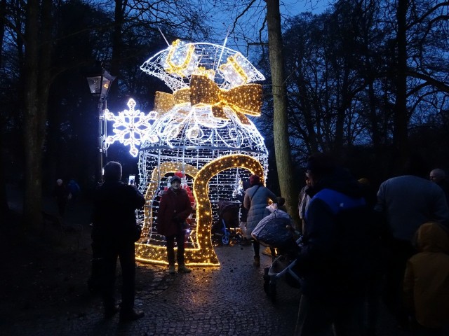 W piątek 6 grudnia oficjalne włączone zostały iluminacje w koszalińskim parku. No i od razu zrobiło się świątecznie. Przechadzając się parkowymi alejkami można natknąć się przede wszystkim na bałwanków-muzykantów. Na lampach zamontowano świecące śnieżynki, są też pięknie oświetlone bramy i wielkie bombki choinkowe. Zobacz zdjęcia z parku!