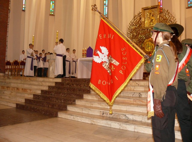 Poczet sztandarowy harcerzy na mszy za ofiary katastrofy smoleńskiej w bazylice w Stalowej Woli.