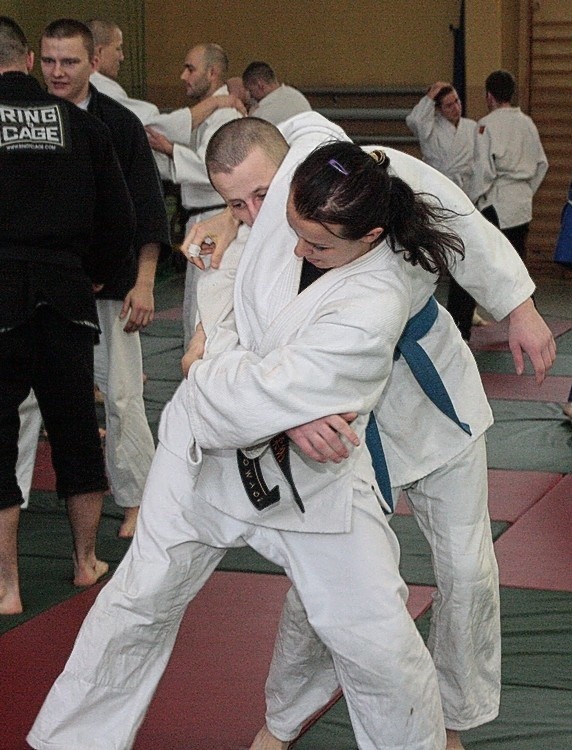 Pani Ela rzuca na matę największych siłaczy. Trening wojskowych judoków