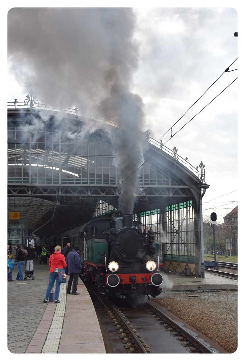 Po Wrocławiu jeździ pociąg retro. Dworzec Główny przeniósł się w czasie (ZDJĘCIA)