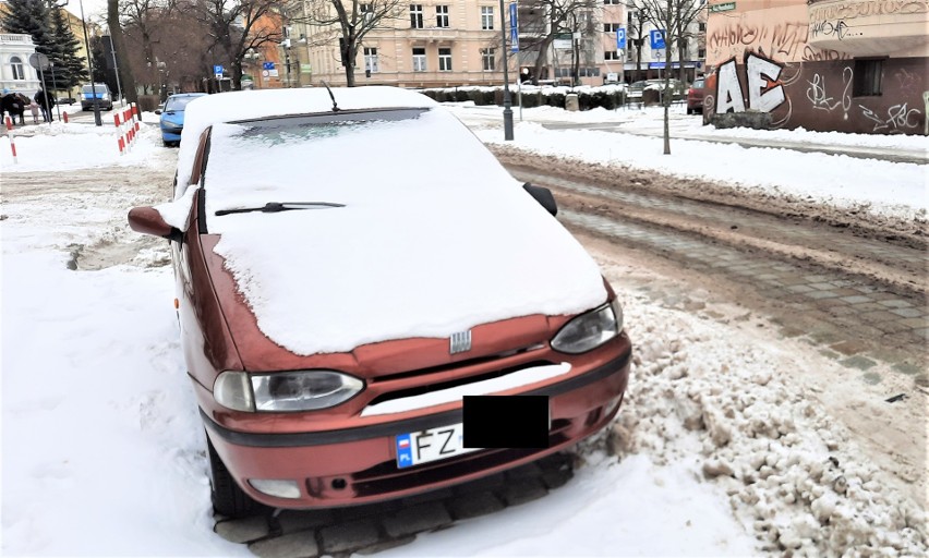 13 lutego 2021 r. Samochód fiat siena stoi na al....