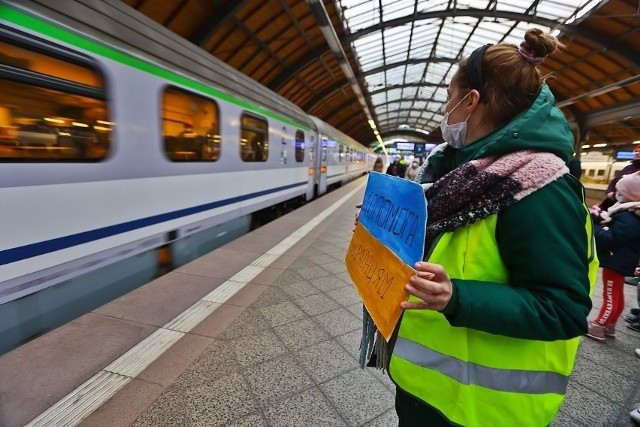 - Specjalne miejsce wydzielone zostało także dla matek z dziećmi. Takie miejsca wyposażone są m.in. w łóżka i zabawki dla przebywających tam najmłodszych. W budynku dworca udostępnione zostały także toalety - informuje biuro prasowe.