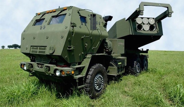 HIMARS jest systemem mobilnych wyrzutni, wykorzystujących amunicję kierowaną GMLRS-U/AW i ATACMS - zdolny do rażenia celów na odległości do 300 km.