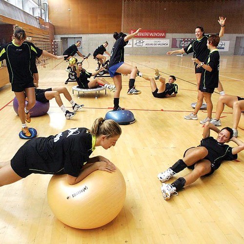 Trening piłkarek ręcznych Balonmano Parc Sagunto.