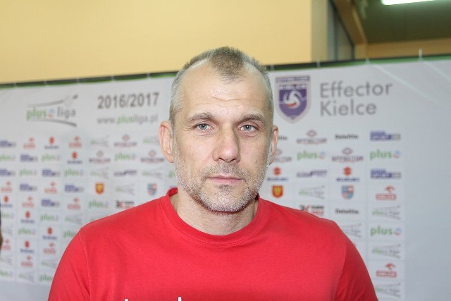 Trener Effectora Dariusz Daszkiewicz. 