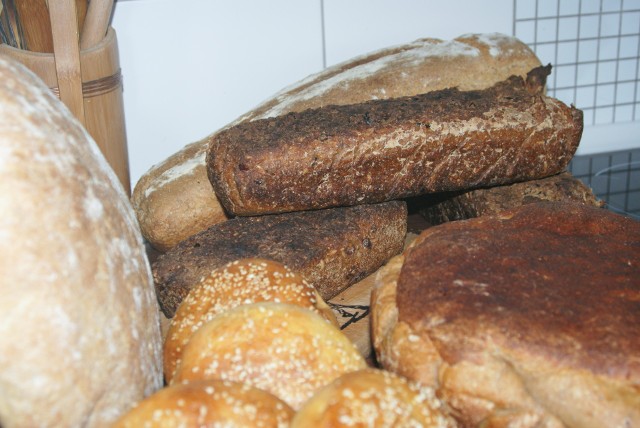 ChlebŻytnie, mieszane, orkiszowe - dowolne pieczywo można upiec samodzielnie w domu. Jest to jednak pracochłonne. W piekarni warto szukać chleba na zakwasie, upieczonego z żytniej razowej mąki - taki będzie najzdrowszy, o smaku nieporównywalnym z jakimkolwiek innym.
