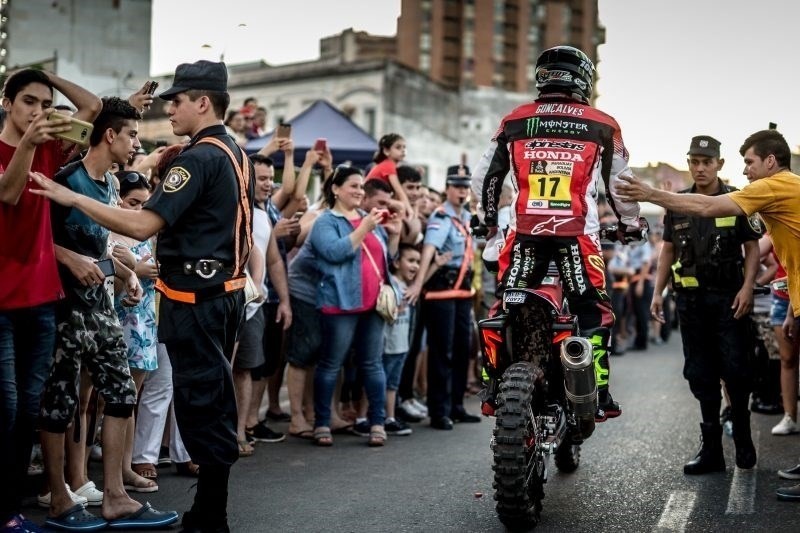 Udany początek Dakaru dla Monster Energy Honda Team...