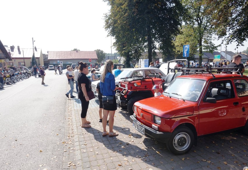 Kilkadziesiąt starodawnych samochodów i motocykli. W Raniżowie odbył się Zlot Pojazdów Zabytkowych [ZDJĘCIA]