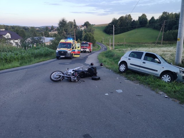 Do wypadku doszło na lokalnej drodze w Czermnej. Zderzyły się ze sobą motocykl i samochód osobowy. Na miejscu interweniowały straż pożarna, policja i pogotowie ratunkowe