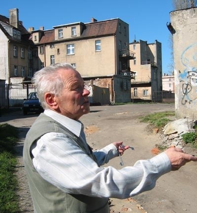 - Niech zrobią drogę, ale naszych garaży niech nie ruszają - mówi Stanisław Krzeczek.