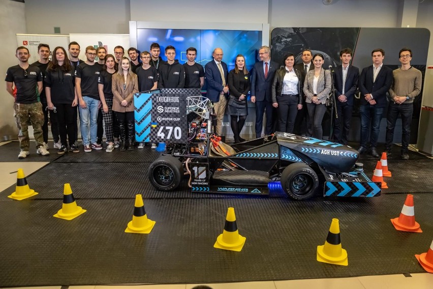 Kraków. Studenci zespołu wyścigowego AGH Racing zaprezentowali pierwszy w Polsce bolid autonomiczny