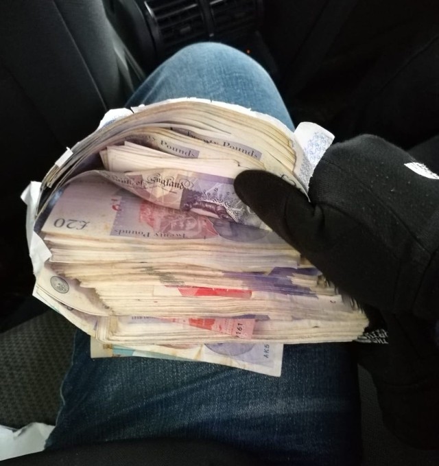 Policjanci odzyskali pieniądze pochodzace z włamania