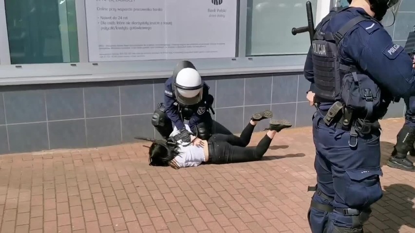 Protest w Głogowie. Policja brutalnie zatrzymała młodą kobietę 