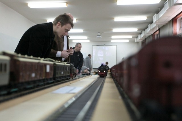 Wystawa modeli kolejowych przyciągnęła miłośników techniki kolejowej w różnym wieku.