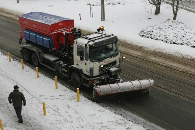 Pługi i piaskarki wyjechały na ulice i chodniki. Ale tak długo, jak pada śnieg, ich praca nie przyniesie spodziewanych rezultatów.