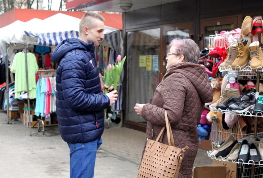 Tulipan na Dzień Kobiet od piłkarzy GKS Tychy [ZDJĘCIA]