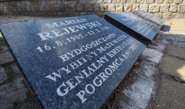 15.07.2015 bydgoszcz ul gdanska pomnik marian rejewski na lawce fot dariusz bloch/polska press