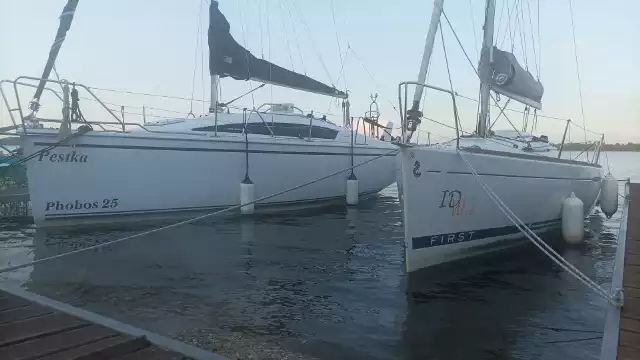 W sezonie, a więc od maja do września na terenie Jacht Club OPTY można wypożyczyć sprzęt pływający. Do dyspozycji gości są rowerki wodne, kajaki i łódki. Miłośników żeglarstwa z pewnością przyciągną nowoczesne jednostki otwartopokładowe klasy SIGMA 600 oraz jachty kabinowe typu VENUS. W ofercie są też jednostki dwumasztowe.