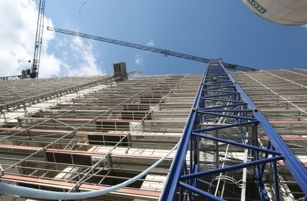 Zobacz jak wygląda praca na wysokości 63 m. 8 godzin operatora dźwigu przy budowie Hiltona [zdjęcia]