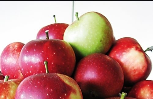 W tym roku jabłka źle się przechowują. Wielu sadowników musiało wcześniej wyjąć je z chłodni i przechowalni &#8211; dlatego przed świętami ceny tych owoców spadły.