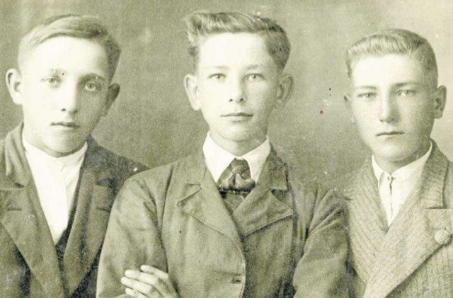 Marian Gładysz (w środku) wraz z kolegami ze szkoły niedługo przed wywiezieniem do obozu pracy