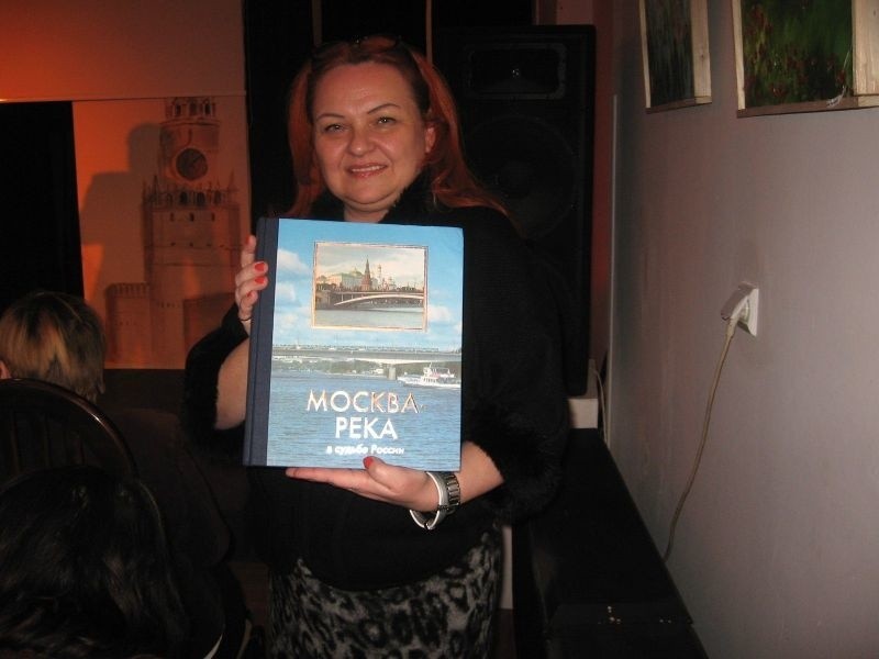 Beata Drozdowska pokazuje album o Moskwie który otrzymała...