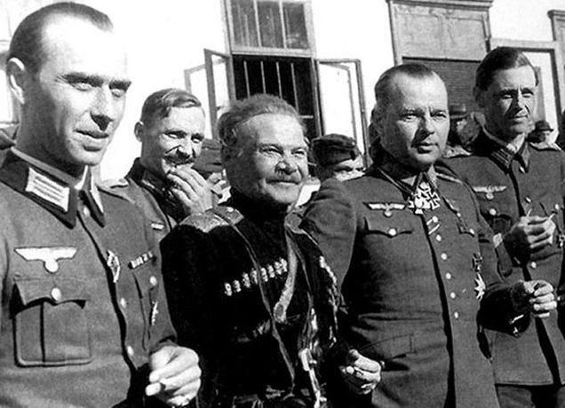 Helmuth von Pannwitz stoi trzeci od lewej w pierwszym rzędzie. 1943 rok
