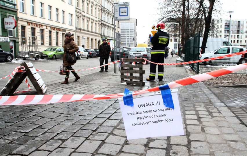 Uwaga na sople! Chodniki pozamykane w centrum. Interweniują strażacy 