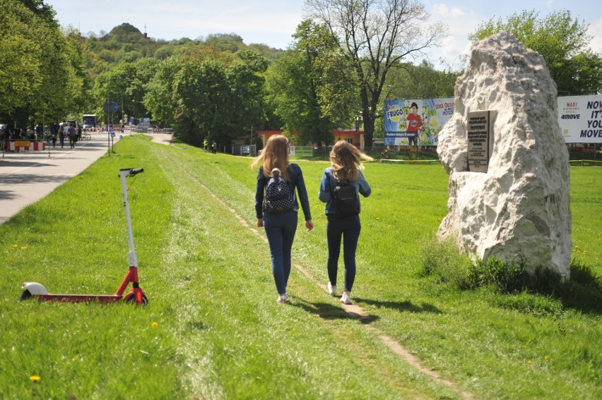 Kraków. Hulajnogi, nagabywacze i kluby ze striptizem - Park z problemami 