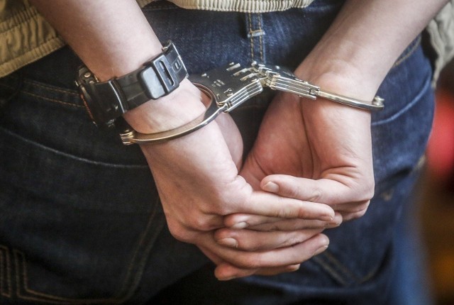 41-letni mężczyzna z województwa pomorskiego, zatrzymany po piątkowej serii podpaleń na kołobrzeskim Osiedlu Radzikowo, na trzy miesiące trafił do aresztu.