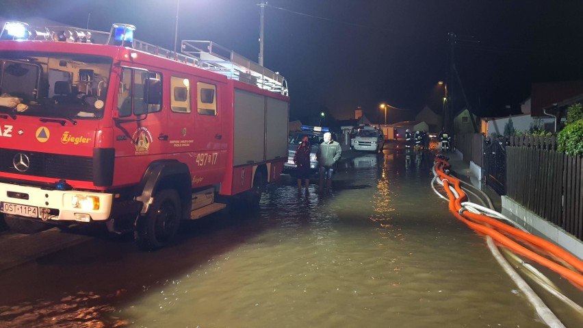 Powódź w Kadłubie - nocna akcja ratowania dobytku.