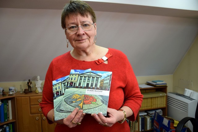 Ewa Cichoń napisała książkę o zabytkowym 200-letnim ratuszu na rynku w Oleśnie.
