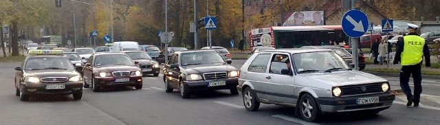 Przy cmentarzu w Gorzowie tworzą się gigantyczne korki. Policja robi co może i prosi kierowców o stosowanie się do poleceń mundurowych.