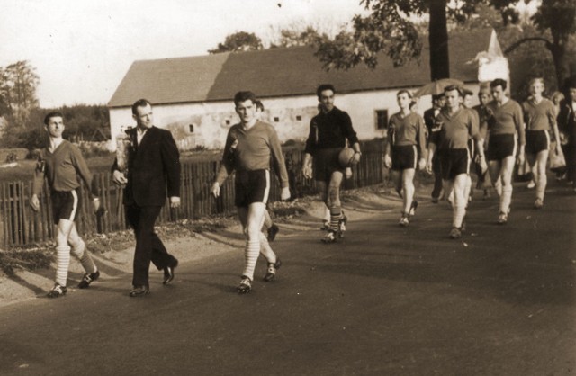 Piłkarze z LZS-u Sucha w drodze na mecz. Tak prezentowała się drużyna w latach 60-tych ubiegłego stulecia.