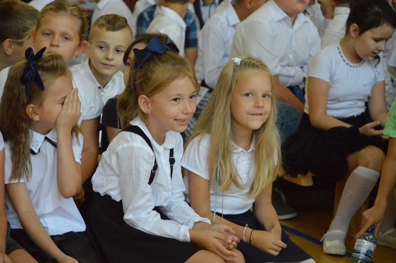 Świętokrzyscy uczniowie rozpoczęli nowy rok szkolny 2019/2020. Zobacz relacje z Kielc i powiatów