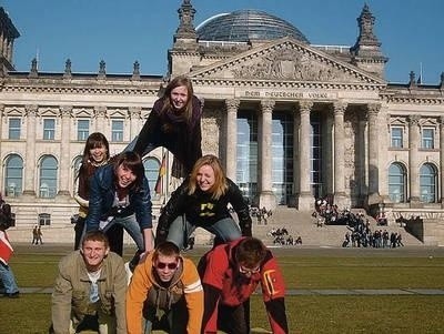 Zawsze mają siłę na wygłupy. Tu przed Bundestagiem w Berlinie. Fot. autostopik.pl