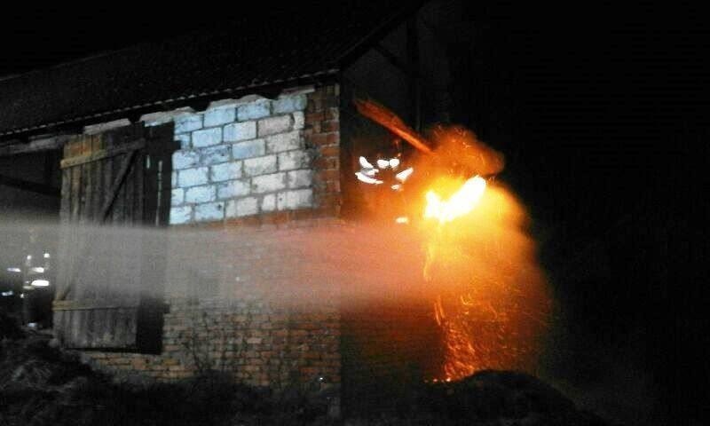 Groźny pożar nocą zniszczył stodołę [ZDJĘCIA]