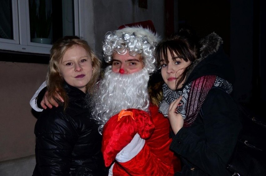 Goniądz. Mieszkańców odwiedził św. Mikołaj i mobilna choinka na życzenia (zdjęcia)