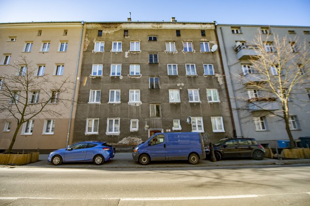 W 1961 roku podjęto decyzję o wywłaszczeniu Anieli Przybylskiej z kamienicy przy ul. Kasprzaka 4a. Chociaż już w 2014 roku unieważniono tę decyzję, rodzinie wciąż nie zwrócono kamienicyPrzejdź do kolejnego zdjęcia --->