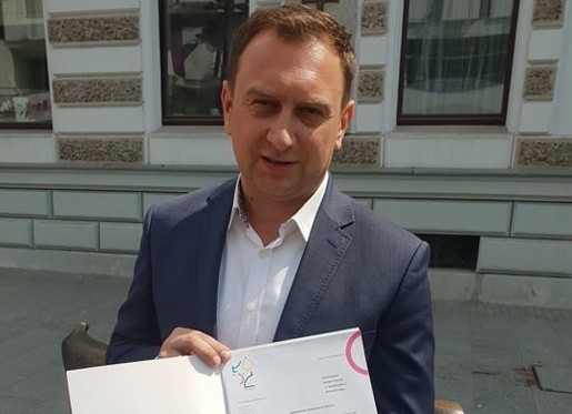 Złożenie wezwania przedsądowego zapowiedział w poniedziałek (20 maja) Tomasz Trela, wiceprezydent Łodzi odpowiedzialny za edukację. Złoży ten dokument we wtorek w Ministerstwie Finansów, jako jeden z samorządowców reprezentujących 10 polskich metropolii. Władze Łodzi domagają się od Ministerstwa Finansów 2,3 mln zł - jako rekompensatę za niezwrócone miastu koszty rządowej reformy oświaty. To część skoordynowanej akcji Unii Metropolii Polskich.Złożenie wezwania przedsądowego zapowiedział w poniedziałek (20 maja) Tomasz Trela, wiceprezydent Łodzi odpowiedzialny za edukację. Złoży ten dokument we wtorek w Ministerstwie Finansów, jako jeden z samorządowców reprezentujących 10 polskich metropolii. Ich wezwania ogółem obejmują kwotę przekraczającą 100 milionów złotych. Największej części tej sumy domaga się od rządu Warszawa. To kancelaria ze stolicy jest wyznaczona do reprezentowania metropolii wobec Ministerstwa Finansów.CZYTAJ NA NASTĘPNYM SLAJDZIE