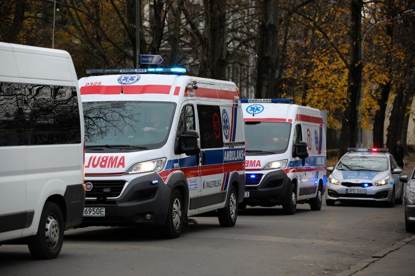 Kolumny samochodów transportu medycznego z pacjentami SU na...